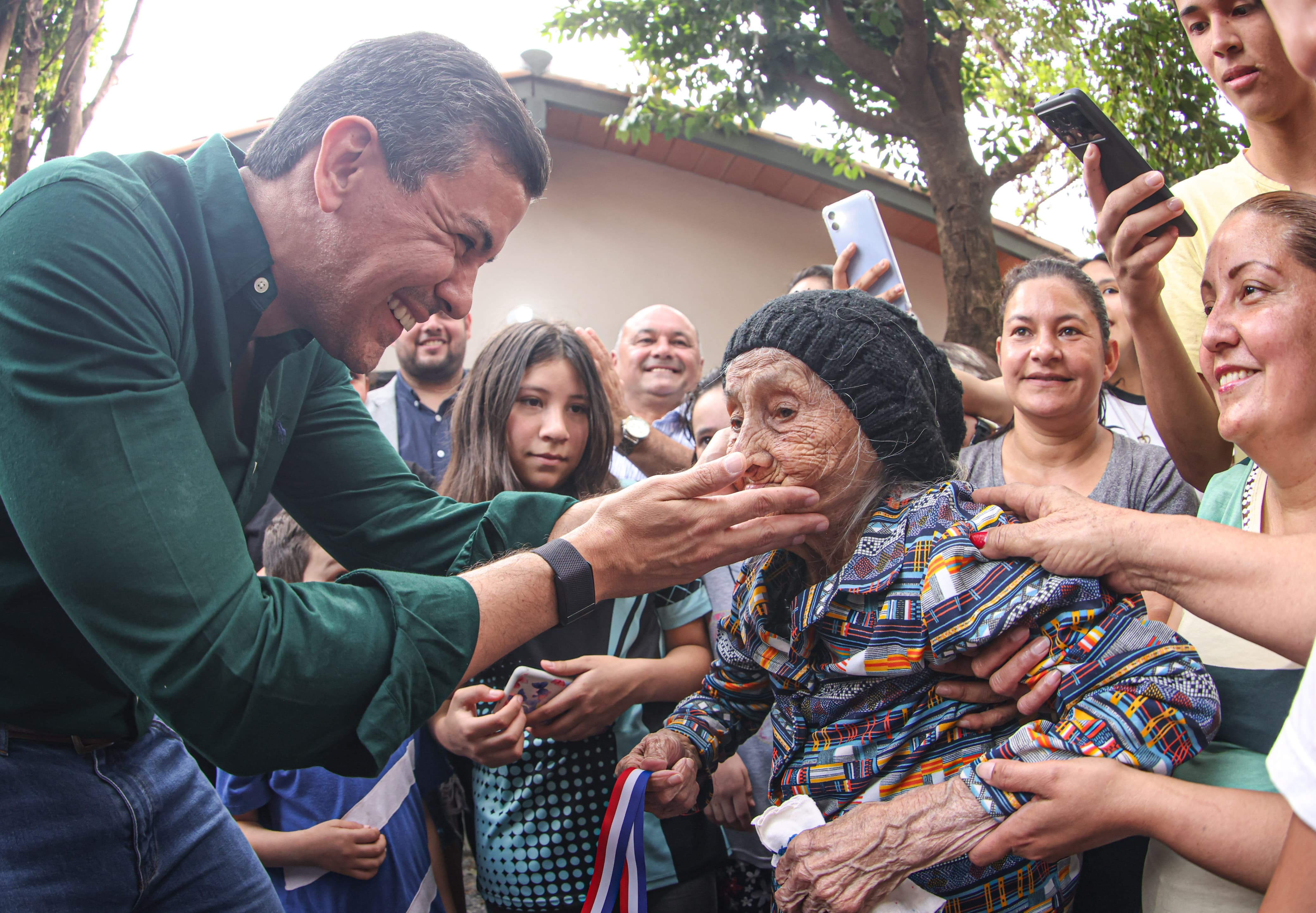 AYUDAMOS AL ADULTO MAYOR 
